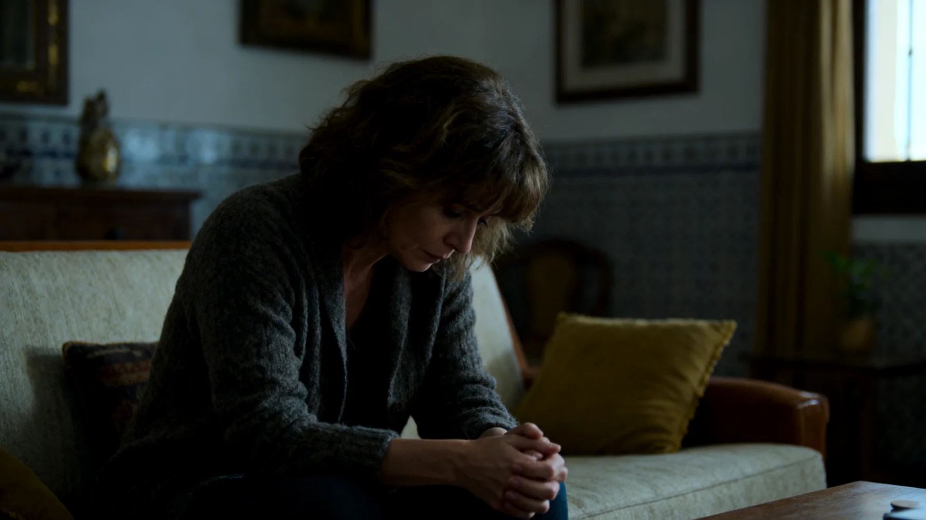 Una madre experimenta sentimientos profundos de culpa hacia su hijo/a joven adulto/a, sintiéndose responsable por decisiones pasadas de crianza que hoy percibe como errores. Este peso emocional la lleva a compensar de forma excesiva, dificultando la construcción de una relación madura, equilibrada y auténtica con su hijo/a adulto/a."