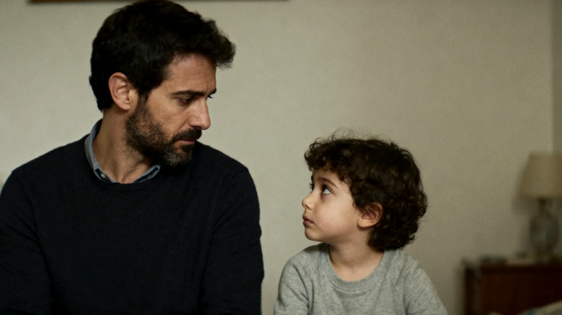 Los padres de niños pequeños experimentan dificultad para expresar afecto verbalmente y crear momentos de diálogo emocional genuino con sus hijos, limitando el intercambio a instrucciones, correcciones o necesidades prácticas, sin espacio para conversaciones cálidas, juegos compartidos o expresiones abiertas de amor y cercanía emocional."